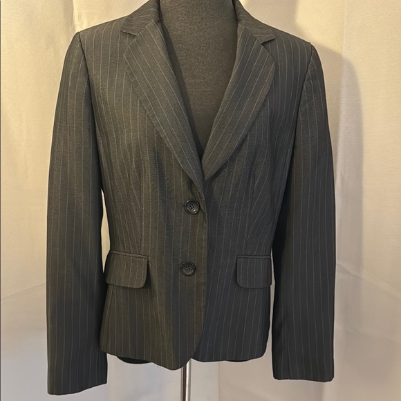 Ann Taylor lined fitted Women's Grey and Blue Pinstripe Blazer. Size 8. - Picture 1 of 12